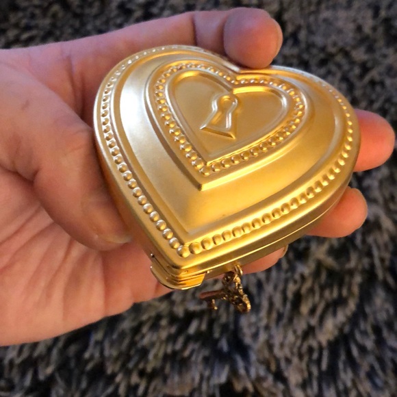 β€οΈ Shaped π w/ Dangle π Pressed Powder Compact - Picture 2 of 8